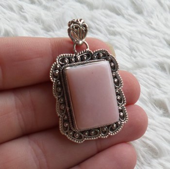 Zilveren hanger met roze Opaal gezet in bewerkte setting
